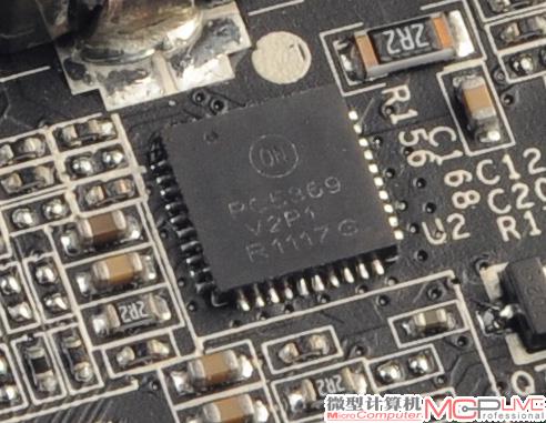 使用了豪华的8相核心供电设计，并采用了整合驱动IC的一体式MOSFET（安森美的PC5369）。